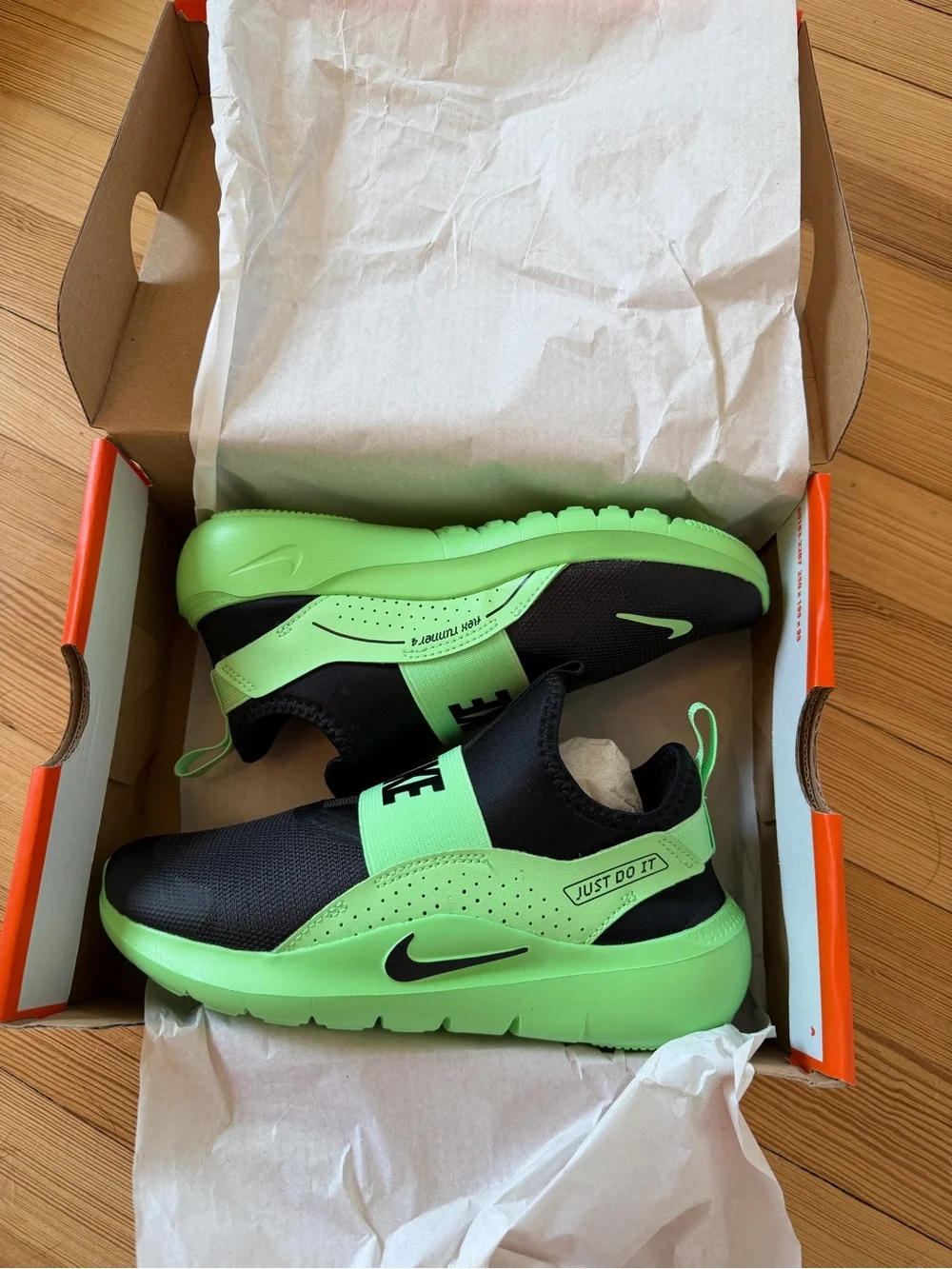 NWT, Nike Flex Runner 4, little kids size 2.5Y
